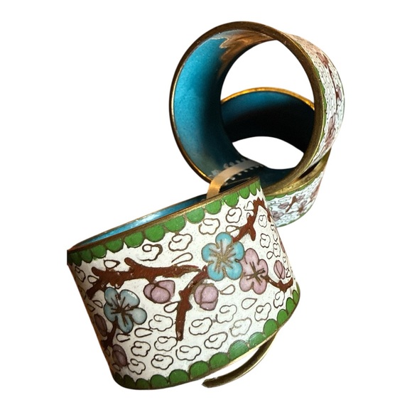 Cloisonné Napkin Rings Set of 4 White Floral Enamel Brass Table Decor - Picture 2 of 3
